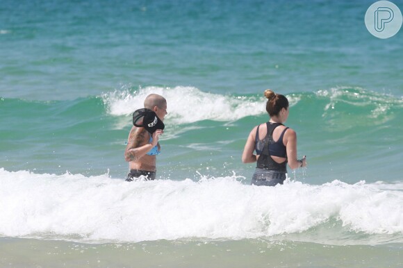 Giovanna Antonelli faz exercícios físicos na praia da Barra da Tijuca nesta terça-feira, dia 05 de abril de 2016