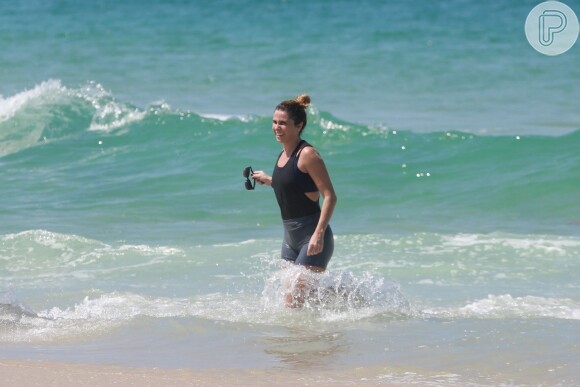 Giovanna Antonelli faz exercícios físicos na praia da Barra da Tijuca nesta terça-feira, dia 05 de abril de 2016