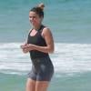 Giovanna Antonelli faz exercícios físicos na praia da Barra da Tijuca nesta terça-feira, dia 05 de abril de 2016