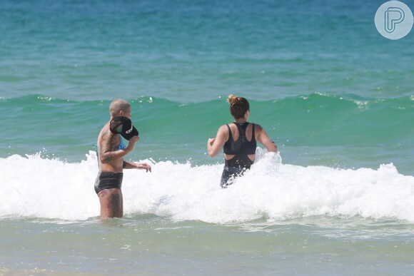 Giovanna Antonelli faz exercícios físicos na praia da Barra da Tijuca nesta terça-feira, dia 05 de abril de 2016