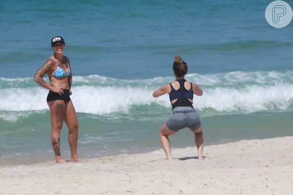 Giovanna Antonelli faz exercícios físicos na praia da Barra da Tijuca nesta terça-feira, dia 05 de abril de 2016