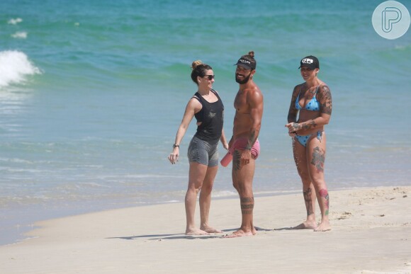 Giovanna Antonelli faz exercícios físicos na praia da Barra da Tijuca nesta terça-feira, dia 05 de abril de 2016