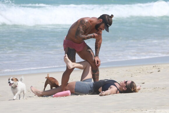 Giovanna Antonelli faz exercícios físicos na praia da Barra da Tijuca nesta terça-feira, dia 05 de abril de 2016
