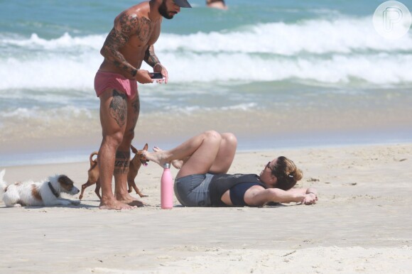 Giovanna Antonelli faz exercícios físicos na praia da Barra da Tijuca nesta terça-feira, dia 05 de abril de 2016