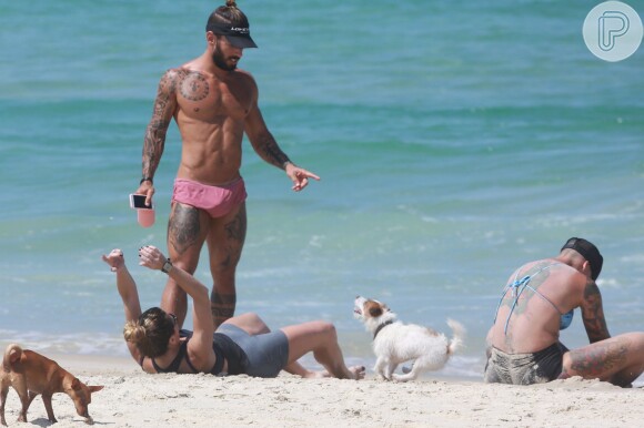 Giovanna Antonelli faz exercícios físicos na praia da Barra da Tijuca nesta terça-feira, dia 05 de abril de 2016