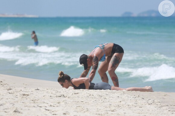 Giovanna Antonelli faz exercícios físicos na praia da Barra da Tijuca nesta terça-feira, dia 05 de abril de 2016
