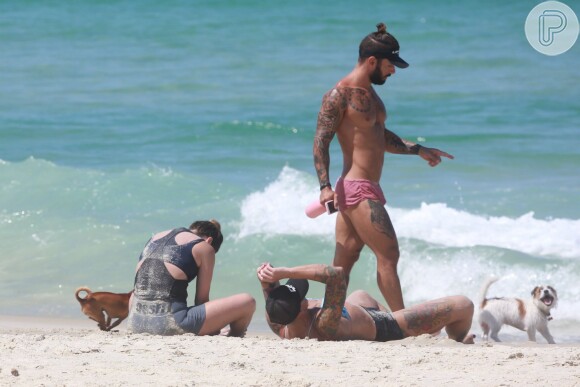 Giovanna Antonelli faz exercícios físicos na praia da Barra da Tijuca nesta terça-feira, dia 05 de abril de 2016