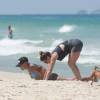 Giovanna Antonelli faz exercícios físicos na praia da Barra da Tijuca nesta terça-feira, dia 05 de abril de 2016