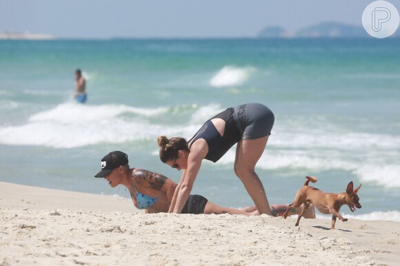 Giovanna Antonelli faz exercícios físicos na praia da Barra da Tijuca nesta terça-feira, dia 05 de abril de 2016