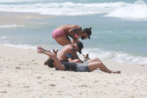 Giovanna Antonelli faz exercícios físicos na praia da Barra da Tijuca nesta terça-feira, dia 05 de abril de 2016