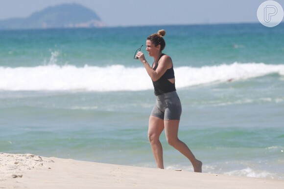 Giovanna Antonelli faz exercícios físicos na praia da Barra da Tijuca nesta terça-feira, dia 05 de abril de 2016