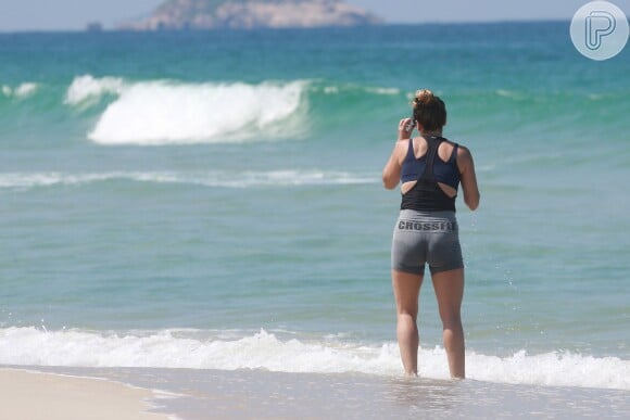 Giovanna Antonelli faz exercícios físicos na praia da Barra da Tijuca nesta terça-feira, dia 05 de abril de 2016
