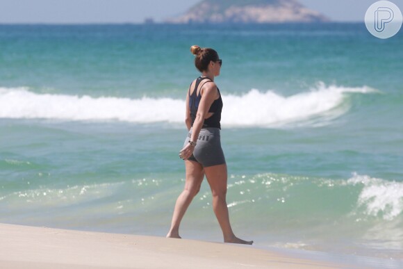 Giovanna Antonelli faz exercícios físicos na praia da Barra da Tijuca nesta terça-feira, dia 05 de abril de 2016