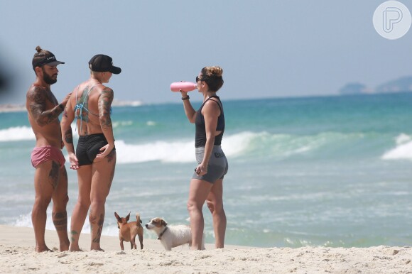Giovanna Antonelli faz exercícios físicos na praia da Barra da Tijuca nesta terça-feira, dia 05 de abril de 2016