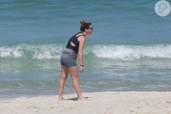 Giovanna Antonelli faz exercícios físicos na praia da Barra da Tijuca nesta terça-feira, dia 05 de abril de 2016
