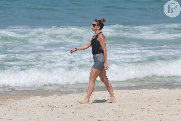 Giovanna Antonelli faz exercícios físicos na praia da Barra da Tijuca nesta terça-feira, dia 05 de abril de 2016