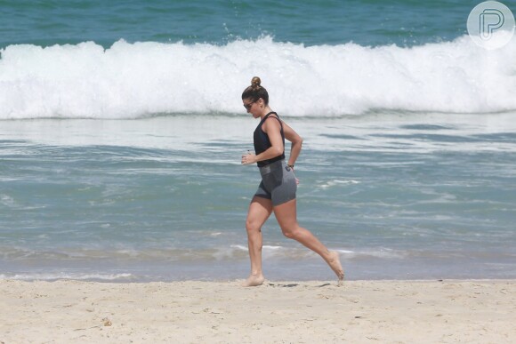 Giovanna Antonelli faz exercícios físicos na praia da Barra da Tijuca nesta terça-feira, dia 05 de abril de 2016