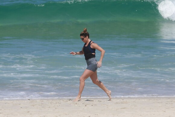 Giovanna Antonelli faz exercícios físicos na praia da Barra da Tijuca nesta terça-feira, dia 05 de abril de 2016