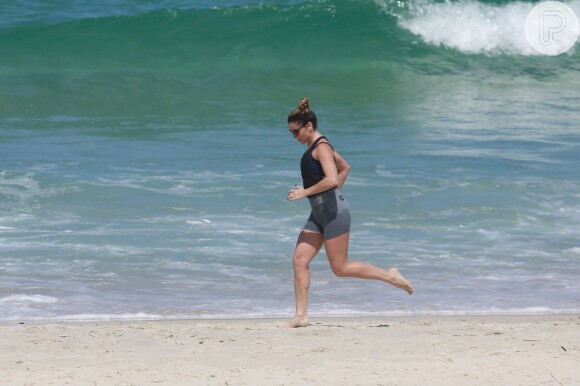 Giovanna Antonelli faz exercícios físicos na praia da Barra da Tijuca nesta terça-feira, dia 05 de abril de 2016