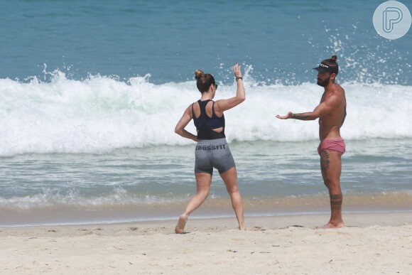 Giovanna Antonelli faz exercícios físicos na praia da Barra da Tijuca nesta terça-feira, dia 05 de abril de 2016