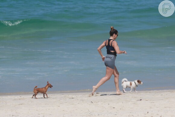 Giovanna Antonelli faz exercícios físicos na praia da Barra da Tijuca nesta terça-feira, dia 05 de abril de 2016