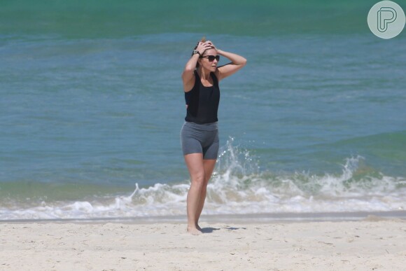 Giovanna Antonelli faz exercícios físicos na praia da Barra da Tijuca nesta terça-feira, dia 05 de abril de 2016