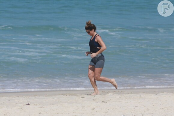 Giovanna Antonelli faz exercícios físicos na praia da Barra da Tijuca nesta terça-feira, dia 05 de abril de 2016