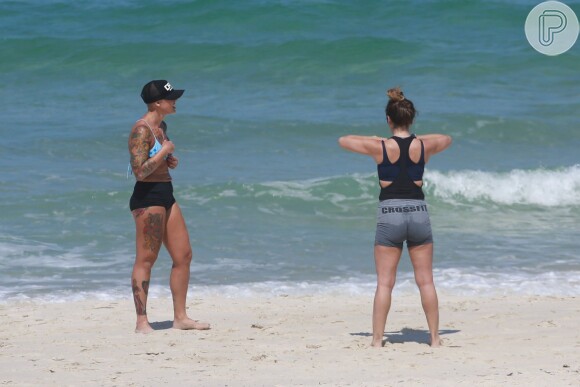 Giovanna Antonelli faz exercícios físicos na praia da Barra da Tijuca nesta terça-feira, dia 05 de abril de 2016