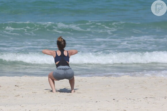 Giovanna Antonelli faz exercícios físicos na praia da Barra da Tijuca nesta terça-feira, dia 05 de abril de 2016