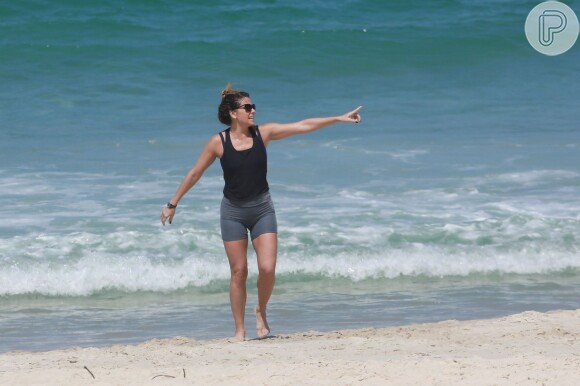 Giovanna Antonelli faz exercícios físicos na praia da Barra da Tijuca nesta terça-feira, dia 05 de abril de 2016