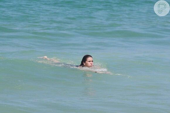 Giovanna Antonelli entrou no mar e relaxou depois de praticar exercícios para manter a forma