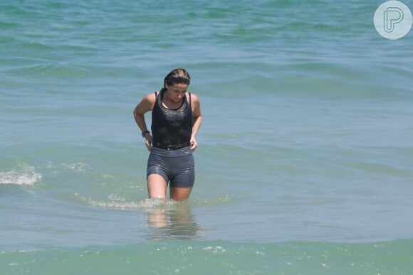 Giovanna Antonelli se jogou no mar de roupa depois de praticar exercícios debaixo de sol na praia da Barra da Tijuca