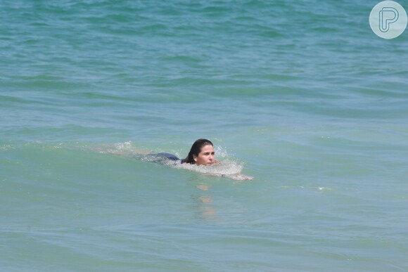 Giovanna Antonelli se jogou no mar de roupa depois de praticar exercícios debaixo de sol na praia da Barra da Tijuca