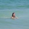 Giovanna Antonelli se refrescou no mar depois dos exercícios na areia com seus treinados