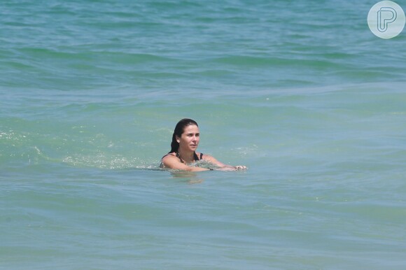 Giovanna Antonelli se refrescou no mar depois dos exercícios na areia com seus treinados