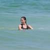 Giovanna Antonelli se jogou no mar de roupa depois de praticar exercícios debaixo de sol na praia da Barra da Tijuca