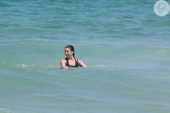 Giovanna Antonelli se jogou no mar de roupa depois de praticar exercícios debaixo de sol na praia da Barra da Tijuca