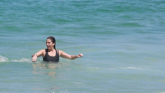 Giovanna Antonelli treina crossfit na praia e mergulha de roupa no mar. Fotos!