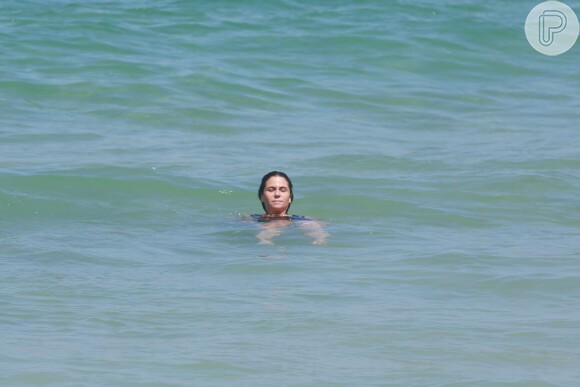 Giovanna Antonelli se jogou no mar de roupa depois de praticar exercícios debaixo de sol na praia da Barra da Tijuca