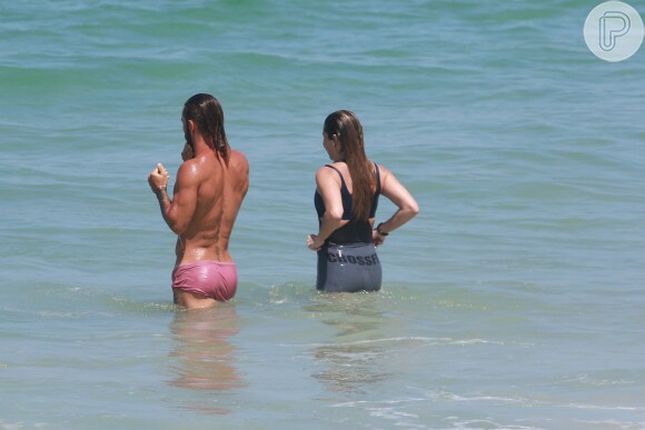 Giovanna Antonelli se jogou no mar de roupa depois de praticar exercícios debaixo de sol na praia da Barra da Tijuca