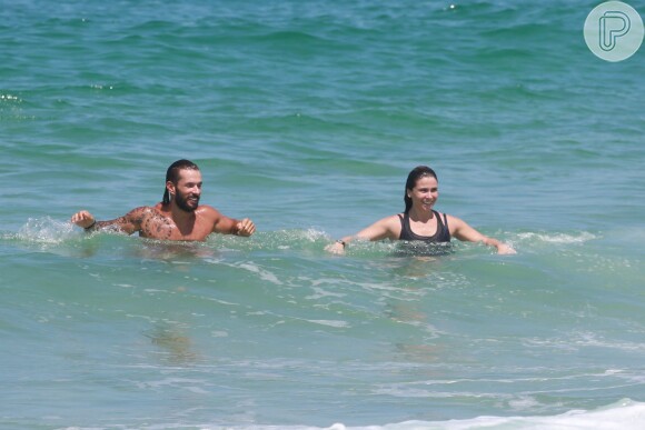 Giovanna Antonelli se jogou no mar de roupa depois de praticar exercícios debaixo de sol na praia da Barra da Tijuca