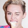 Miley Cyrus sensualiza com uma casquinha de sorvete