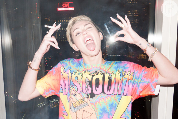 Miley Cyrus faz pose de rebelde
