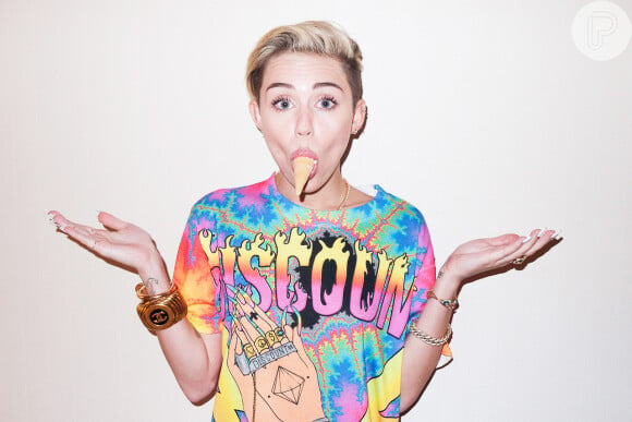 Miley Cyrus participa de ensaio com o fotógrafo Terry Richardson