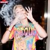 Miley Cyrus fuma vários cigarros durante o ensaio