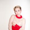 Miley Cyrus posa com camisa transparente