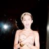 Miley Cyrus faz topless e cobre os seios com as mãos