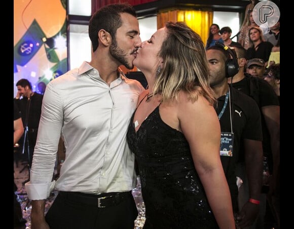 'BBB16': Matheus e Maria Claudia trocam beijos na final do programa
