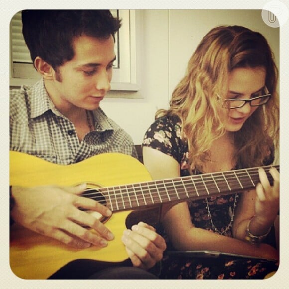 Gabriel Falcão gosta de tocar violão nas horas vagas