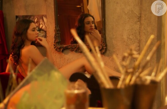 Sandra (Flávia Alessandra) mostra a tela de Filomena (Débora Nascimento) nua a Candinho (Sergio Guizé), na novela 'Êta Mundo Bom!'